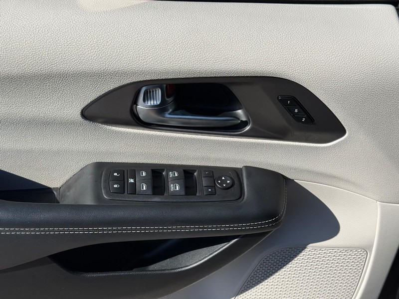 Chrysler Pacifica Vehicle Full-screen Gallery Image 16