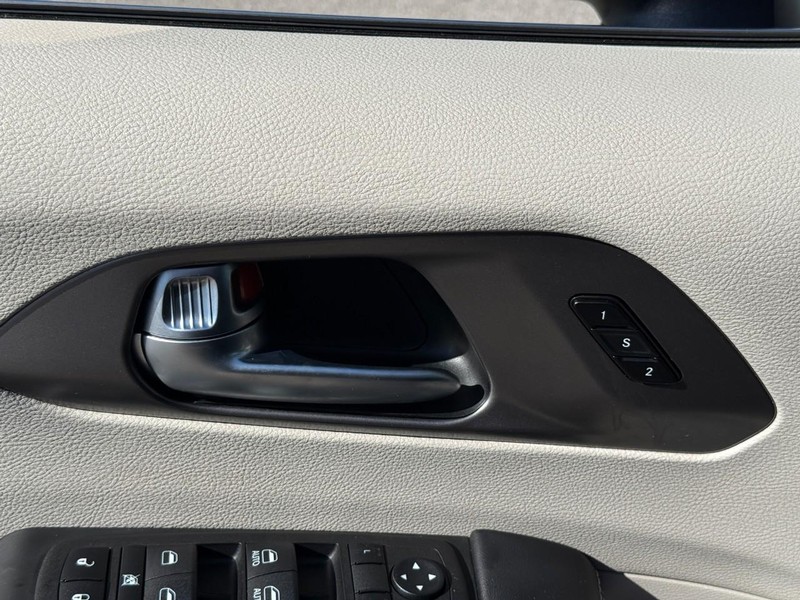 Chrysler Pacifica Vehicle Full-screen Gallery Image 17