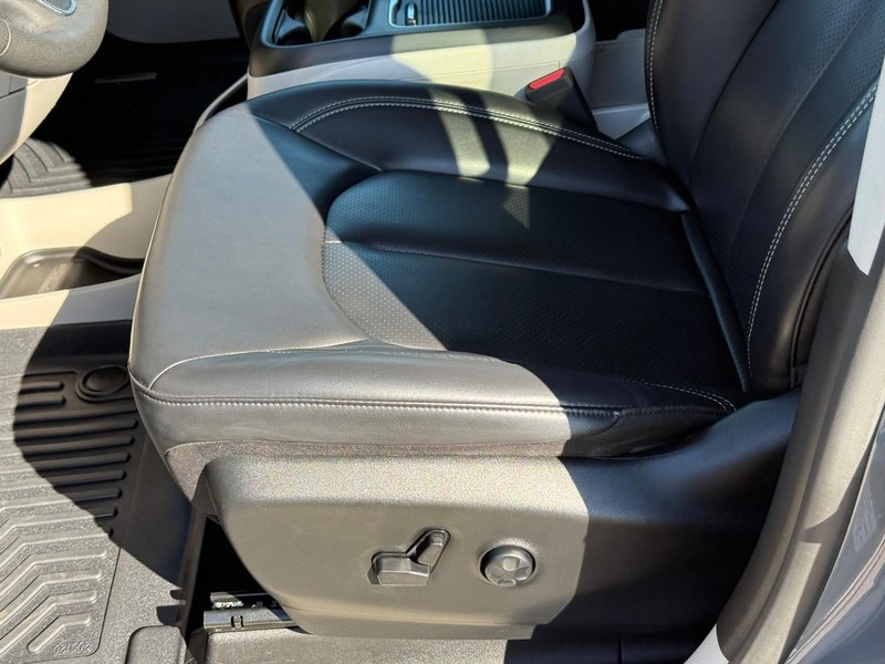 Chrysler Pacifica Vehicle Full-screen Gallery Image 18