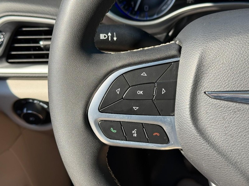 Chrysler Pacifica Vehicle Full-screen Gallery Image 20