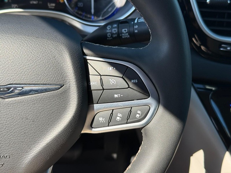 Chrysler Pacifica Vehicle Full-screen Gallery Image 21