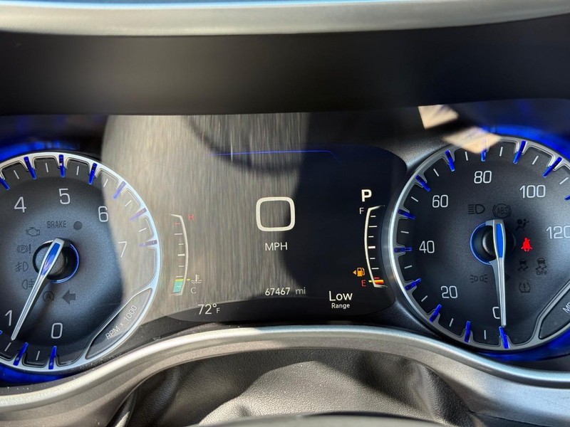 Chrysler Pacifica Vehicle Full-screen Gallery Image 22