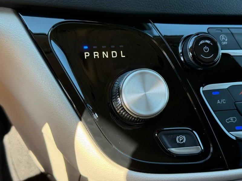 Chrysler Pacifica Vehicle Full-screen Gallery Image 23
