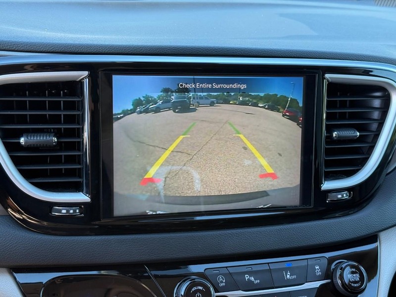 Chrysler Pacifica Vehicle Full-screen Gallery Image 24