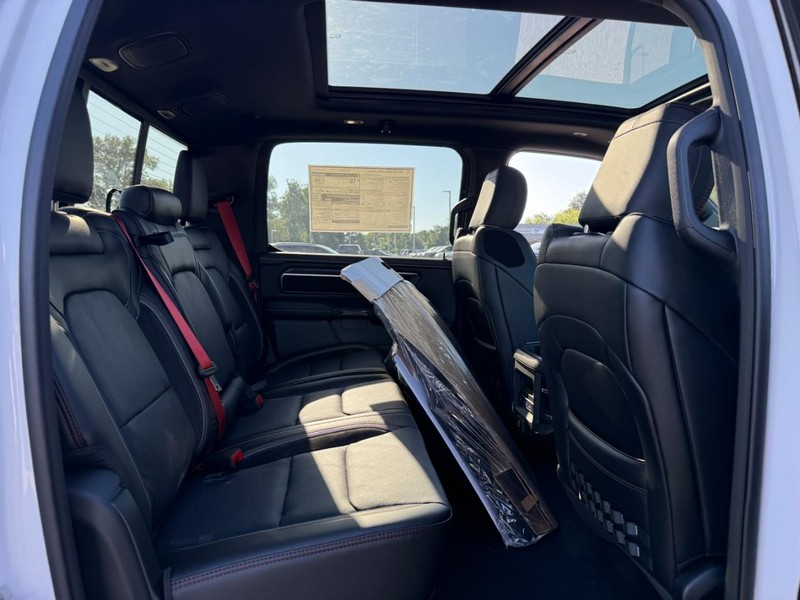 Ram 1500 Vehicle Full-screen Gallery Image 5
