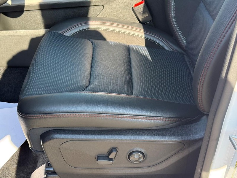 Ram 1500 Vehicle Full-screen Gallery Image 12