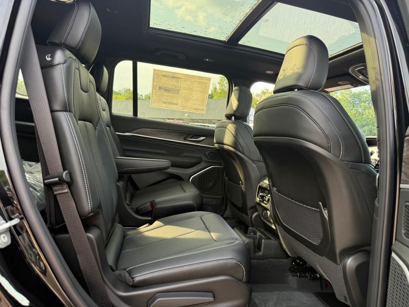 Jeep Grand Cherokee L Vehicle Image 07