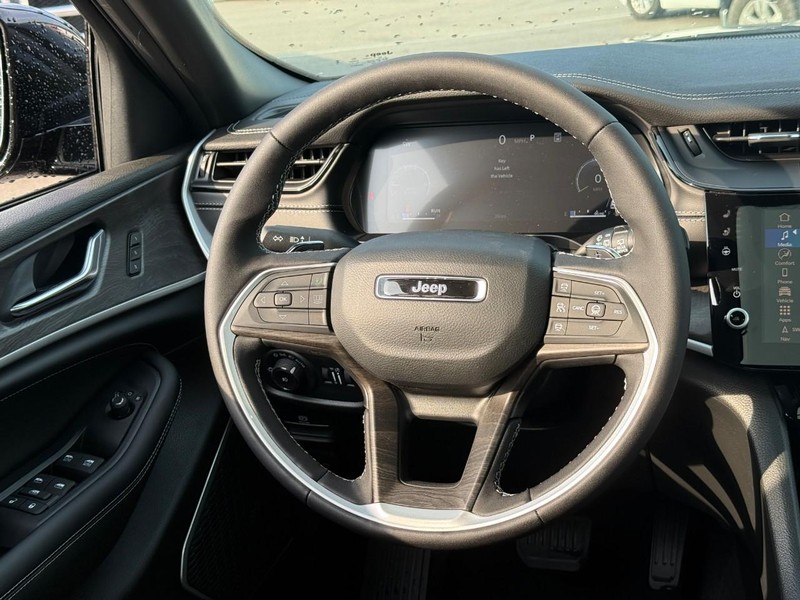 Jeep Grand Cherokee L Vehicle Image 09
