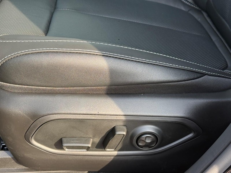 Jeep Grand Cherokee L Vehicle Image 17