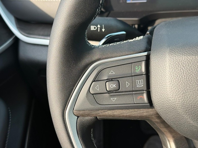 Jeep Grand Cherokee L Vehicle Image 18