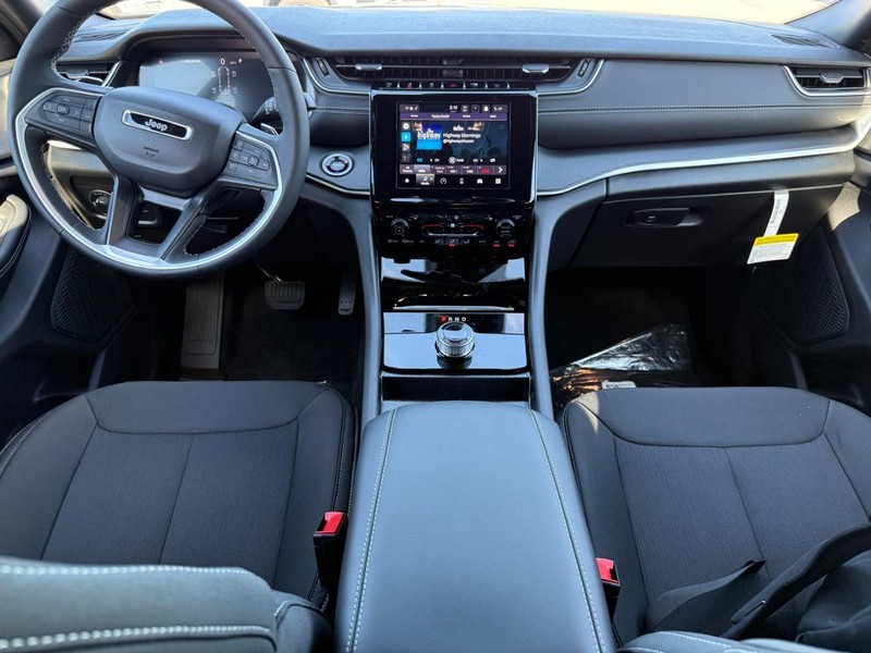 Jeep Grand Cherokee L Vehicle Image 09
