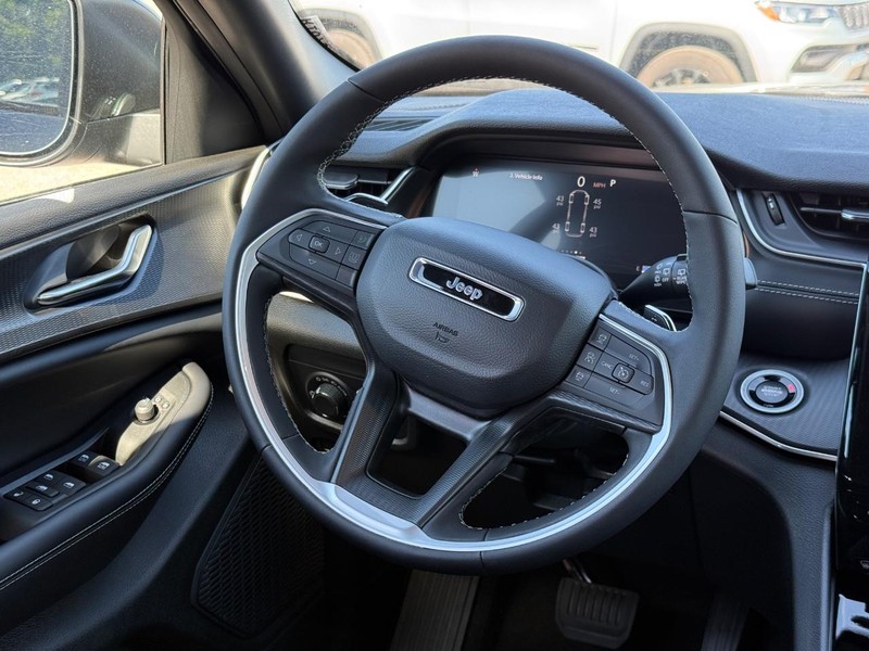 Jeep Grand Cherokee L Vehicle Image 11