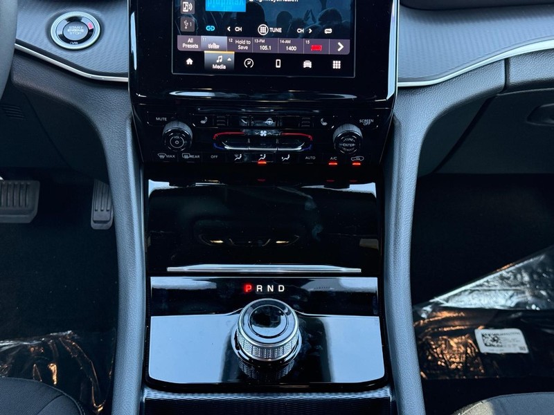 Jeep Grand Cherokee L Vehicle Image 13