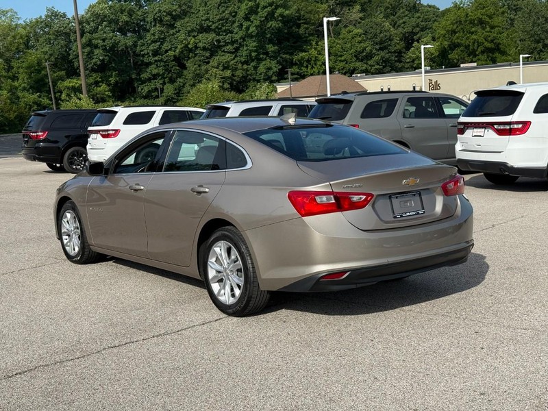 Chevrolet Malibu Vehicle Full-screen Gallery Image 3