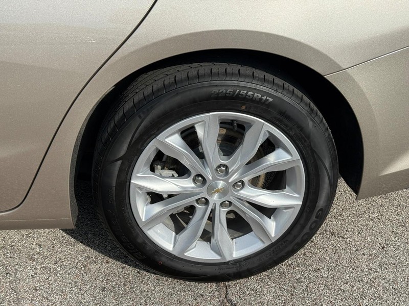 Chevrolet Malibu Vehicle Full-screen Gallery Image 4