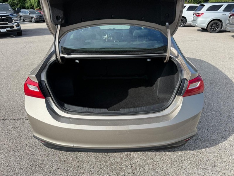 Chevrolet Malibu Vehicle Full-screen Gallery Image 5