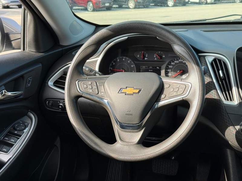 Chevrolet Malibu Vehicle Full-screen Gallery Image 11