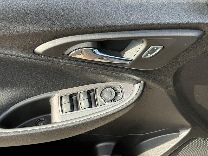Chevrolet Malibu Vehicle Full-screen Gallery Image 14