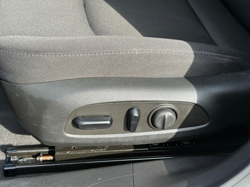 Chevrolet Malibu Vehicle Full-screen Gallery Image 16