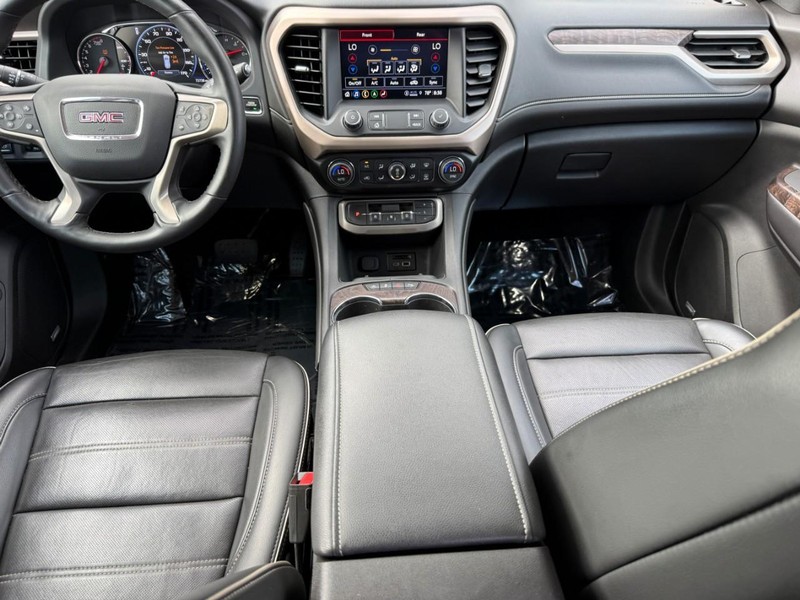GMC Acadia Vehicle Image 14