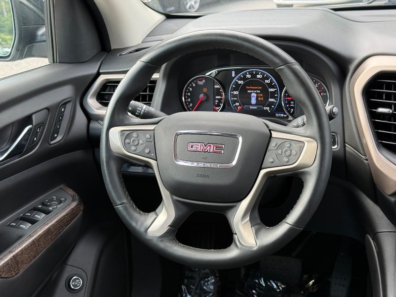 GMC Acadia Vehicle Image 16