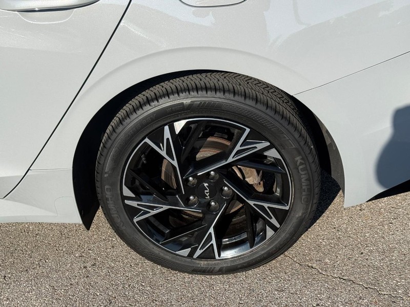 Kia K5 Vehicle Full-screen Gallery Image 4