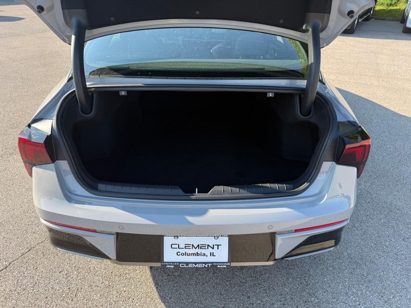 Kia K5 Vehicle Full-screen Gallery Image 5