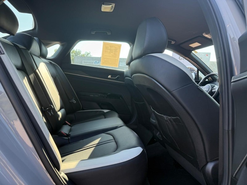 Kia K5 Vehicle Full-screen Gallery Image 10