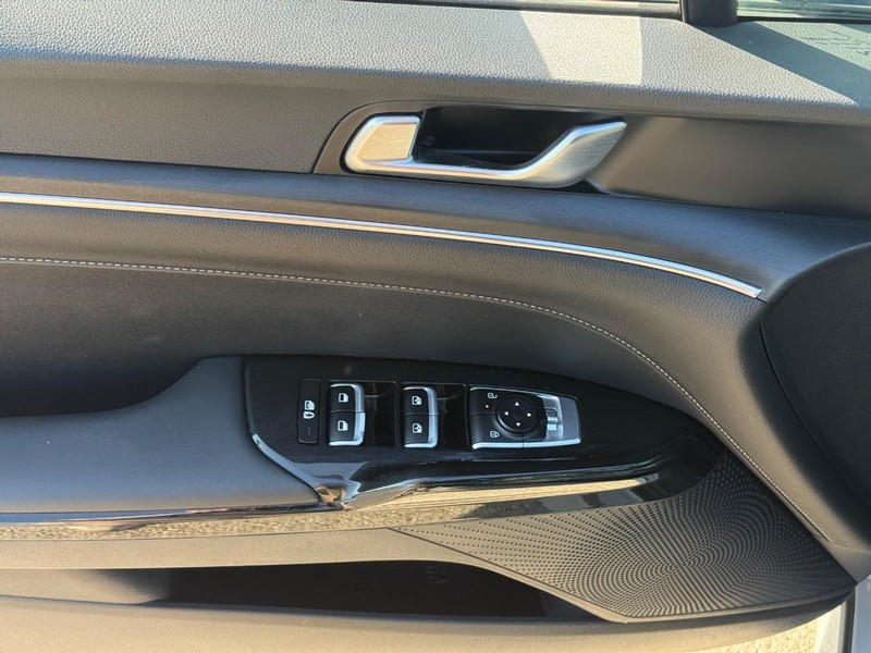 Kia K5 Vehicle Full-screen Gallery Image 15