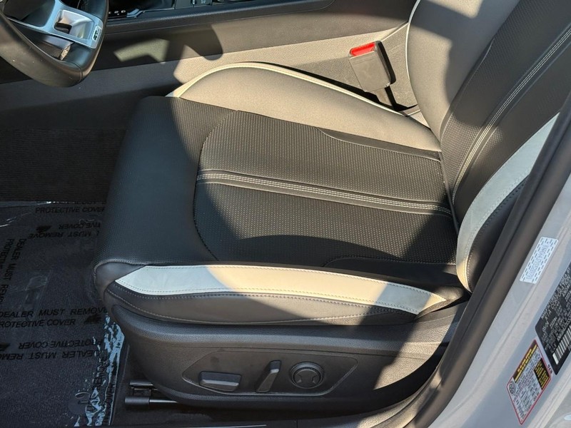Kia K5 Vehicle Full-screen Gallery Image 17