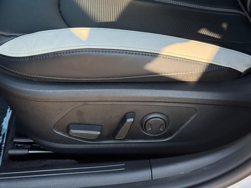 Kia K5 Vehicle Full-screen Gallery Image 18