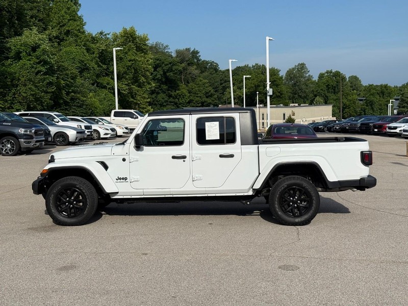 Jeep Gladiator Vehicle Full-screen Gallery Image 2