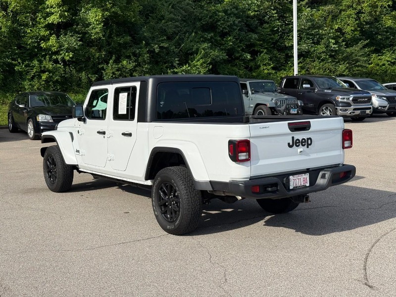 Jeep Gladiator Vehicle Full-screen Gallery Image 3