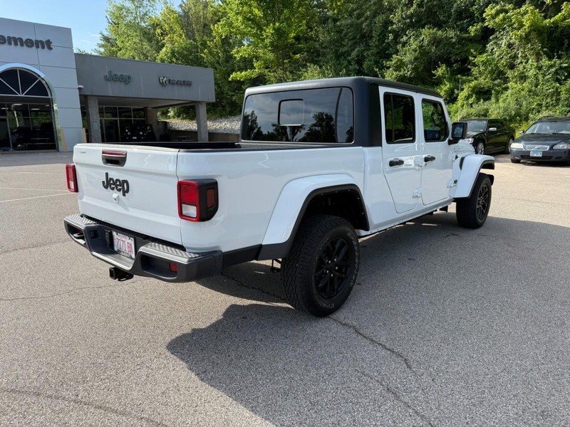 Jeep Gladiator Vehicle Full-screen Gallery Image 7