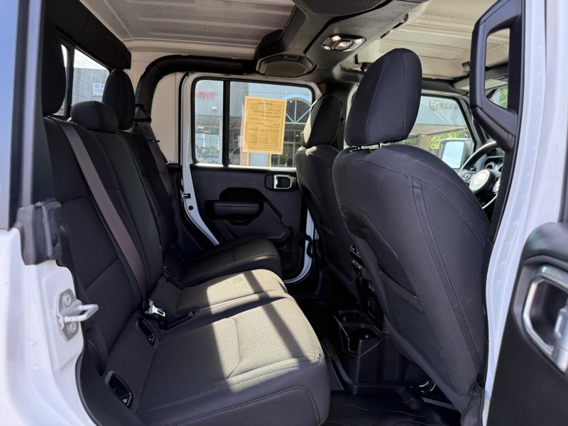 Jeep Gladiator Vehicle Full-screen Gallery Image 10