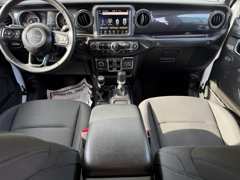 Jeep Gladiator Vehicle Full-screen Gallery Image 11