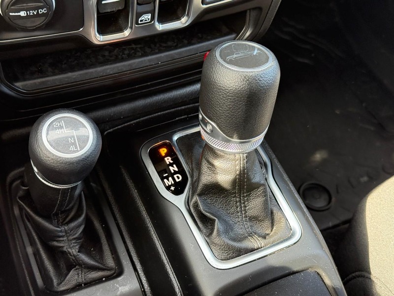 Jeep Gladiator Vehicle Full-screen Gallery Image 21