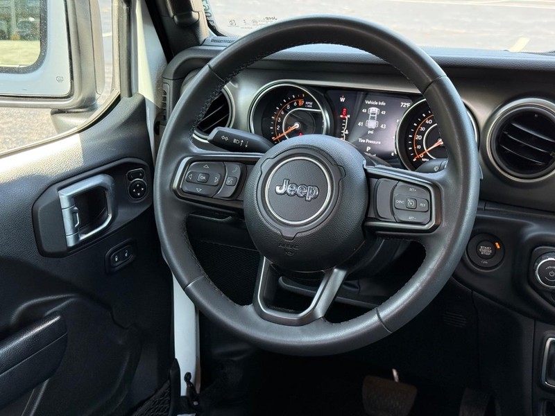 Jeep Gladiator Vehicle Image 16