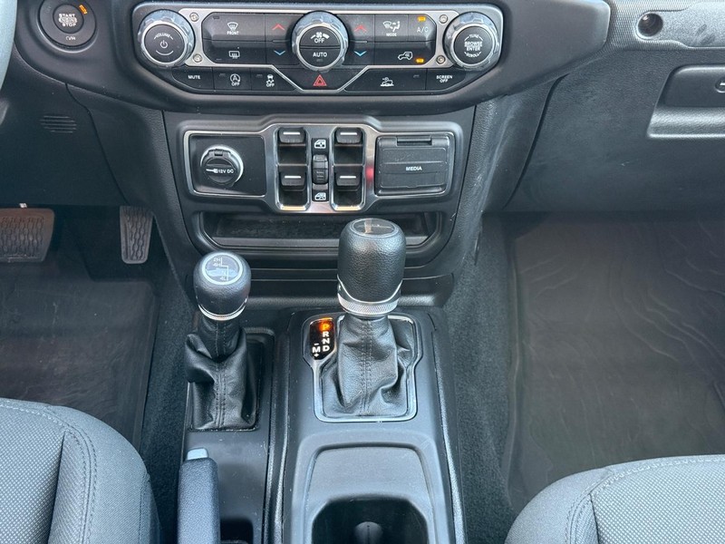 Jeep Gladiator Vehicle Image 18