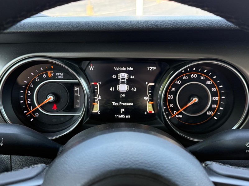 Jeep Gladiator Vehicle Image 24