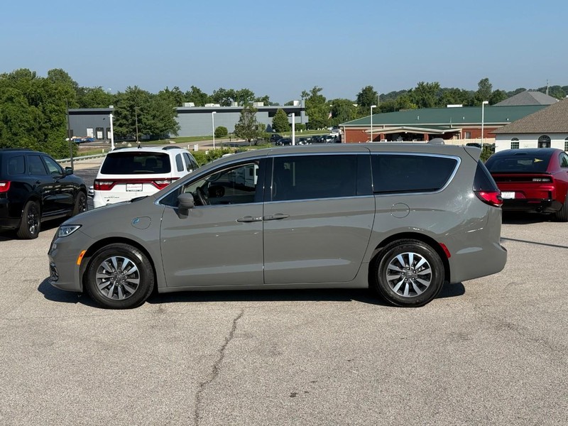 Chrysler Pacifica Vehicle Full-screen Gallery Image 2