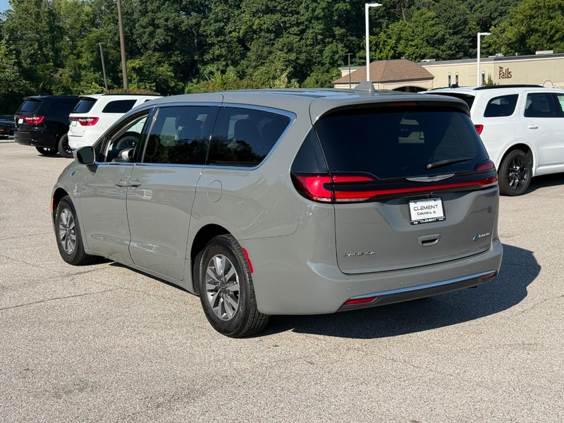 Chrysler Pacifica Vehicle Full-screen Gallery Image 3