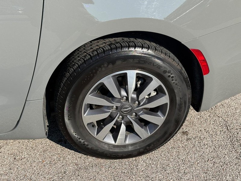 Chrysler Pacifica Vehicle Full-screen Gallery Image 4