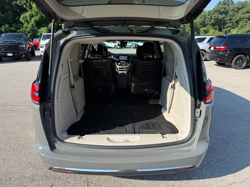 Chrysler Pacifica Vehicle Full-screen Gallery Image 5