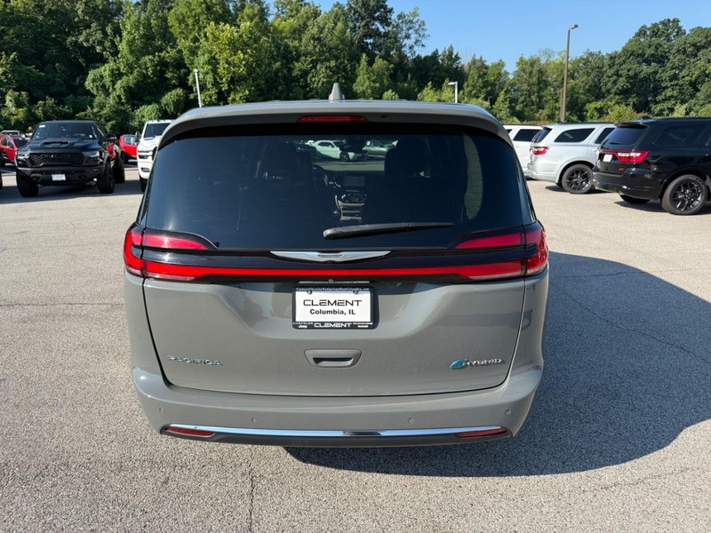 Chrysler Pacifica Vehicle Full-screen Gallery Image 6