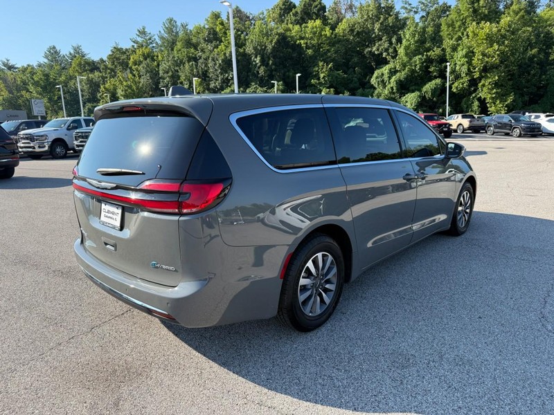 Chrysler Pacifica Vehicle Full-screen Gallery Image 7