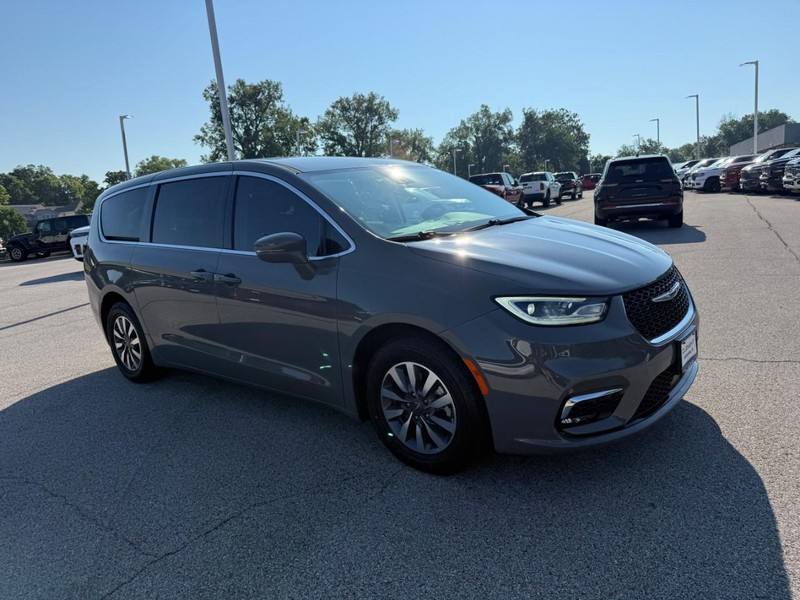 Chrysler Pacifica Vehicle Full-screen Gallery Image 8