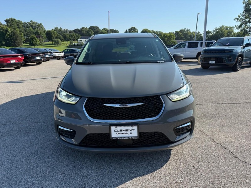Chrysler Pacifica Vehicle Full-screen Gallery Image 9