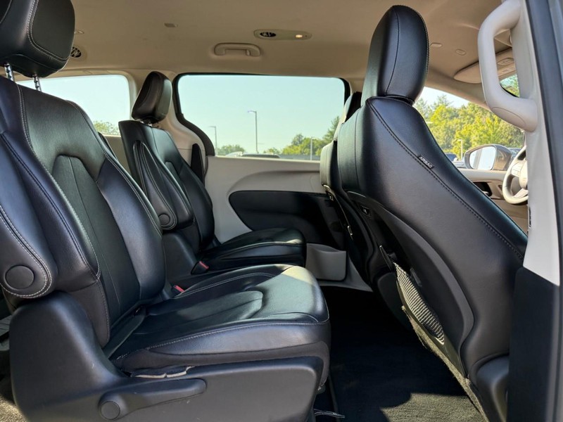 Chrysler Pacifica Vehicle Full-screen Gallery Image 10