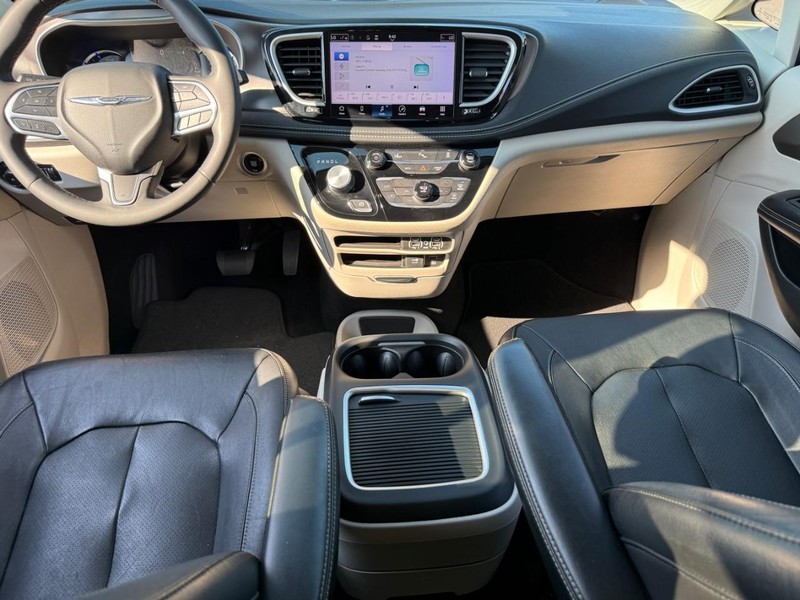 Chrysler Pacifica Vehicle Full-screen Gallery Image 11